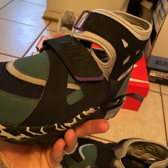 These are special edition Nikes. Family bought them for me and they don’t fit. - Picture 5 of 6